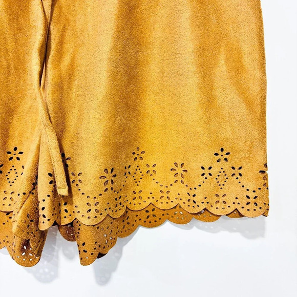 GARAGE Scalloped faux suede taupe shorts - Picture 6 of 7